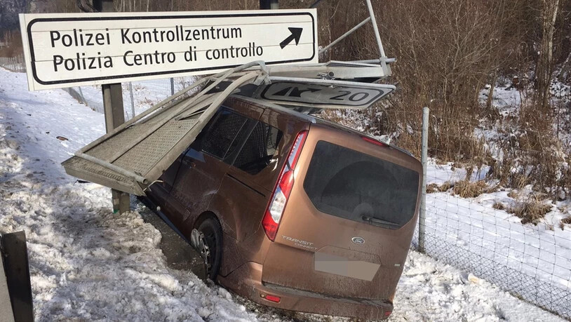 Der Fahrer wurde schwer verletzt. Bild Kantonspolizei Graubünden 