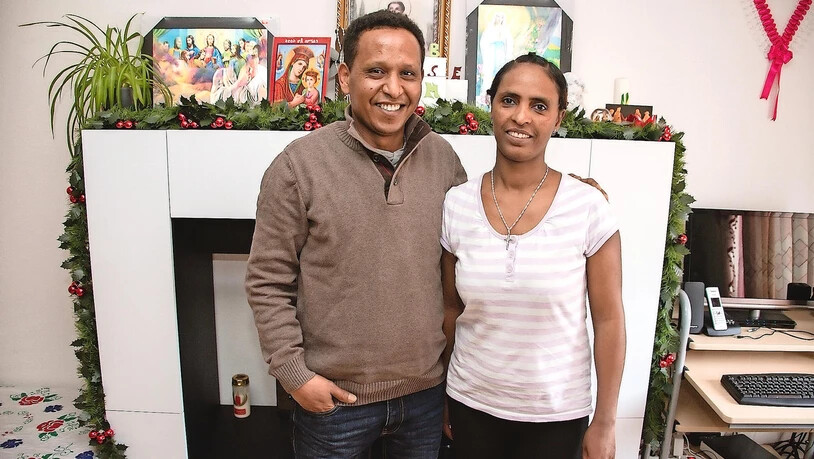 Erleichtert: Bekeret Hayle und seine Frau Joresakom sind froh, dass der Eritreer endlich eine Stelle gefunden hat. (Bild: Carole Fleischmann)