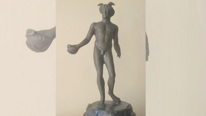 Vor knapp 150 Jahren bei der Maag-Mündung entdeckt: Diese kleine Merkur-Statuette aus Bronze ist heute im Museum des Landes Glarus, im Freulerpalast in Näfels, ausgestellt. Bild Stefan Paradowski