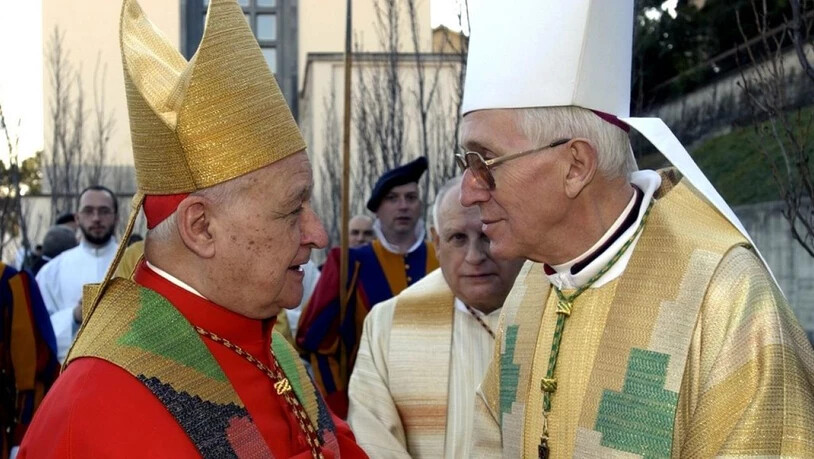 Kardinal Gilberto Agustoni (links) im Gespräch mit Bischof Amadeo Grab (rechts) 2004 in der Kathedrale von Lugano.