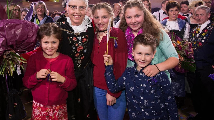 Die strahlende Siegerin mit ihren Enkelkindern. Pressebild SRF