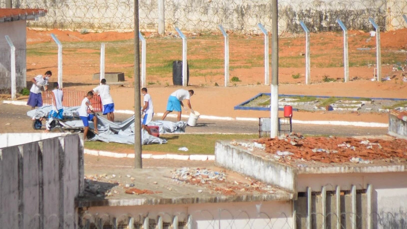 Leichen von getöteten Häftlingen im Gefängnis von Natal im Nordosten Brasiliens werden weggebracht.