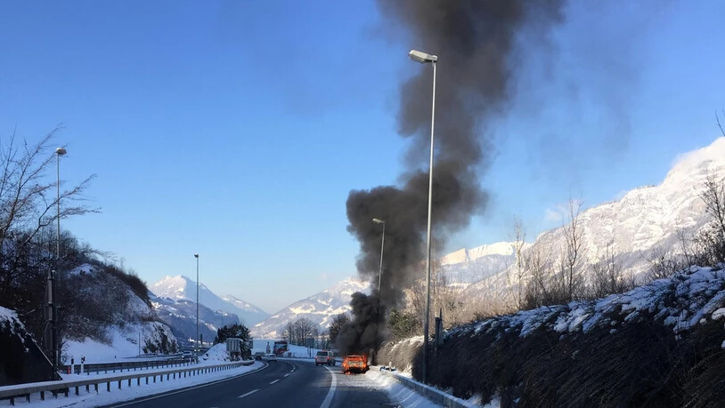Das brennende Auto auf dem Pannenstreifen der A3. Bild Kantonspolizei St. Gallen
