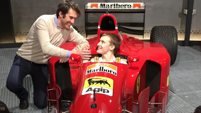 Der Schützling und sein neuer Teamchef: Im Inbegriff von italienischem Rennsport, einem Ferrari-Formel-1-Boliden, schlägt Kevin Jörg mit Giacomo Ricci auf gute Zusammenarbeit ein. 