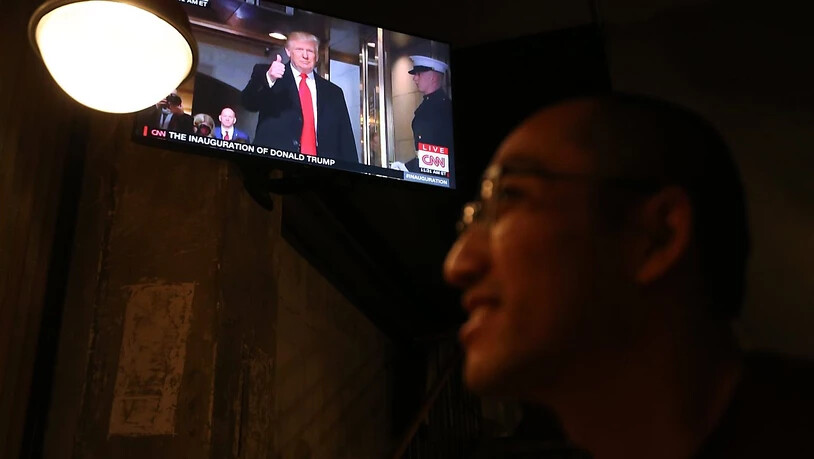 In einer Bar in Peking läuft die Einsetzungsfeier für den neuen US-Präsidenten Donald Trump: Besonders China reagierte heftig auf Trumps Absicht zur Abschottung.