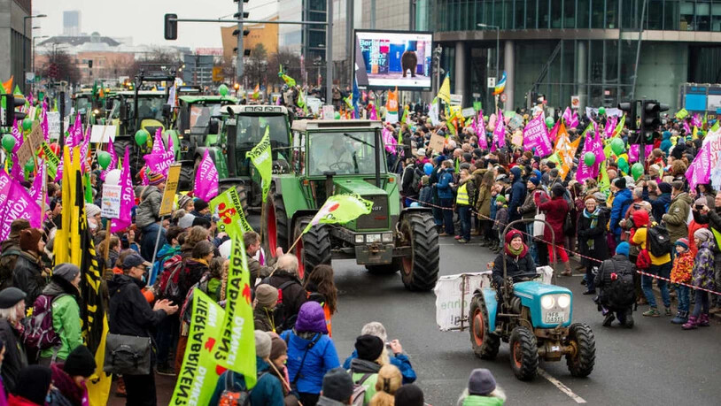 Der Kundgebungszug mit Traktoren am Samstag in Berlin.