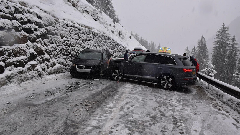 Beide Fahrzeuge mussten abgeschleppt werden. Bild Kantonspolizei Graubünden