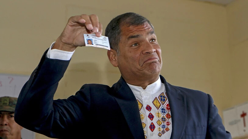 Der abtretende Präsident Ecuadors, Rafael Correa, zeigt seine Wählerzertifiktat vor seiner Stimmabgabe.