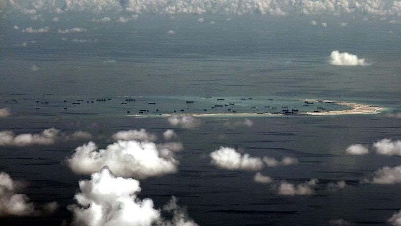 Das Mischief-Riff im umstrittenen südchinesischen Meer auf einer Luftnahme aus einem Militärflugzeug: China hat aus mehreren solchen Riffen künstliche Inseln gebaut und soll nach Ansicht von US-Geheimdiensten auch Gebäude aufgestellt haben, die…