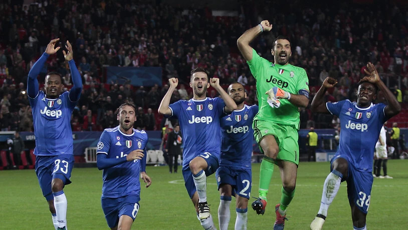 Die Akteure von Juventus Turin, hier angeführt von Goalie Gianluigi Buffon (grün), wollen auch heute Abend in der Champions League wieder jubeln
