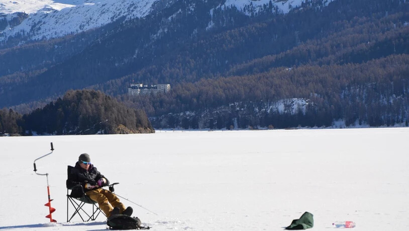 Das Eisfischen am Silsersee erfreut sich grosser Beliebtheit. Bild Fadrina Hofmann