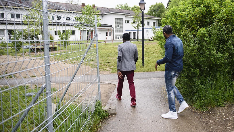 Aus Sicht der Gutachterinnen der Universität Zürich sind diese beiden Asylbewerber unverhältnismässig lange eingeschlossen: Zwei Asylsuchende kehren ins Bundesasylzentrum Perreux zurück. (Archiv)