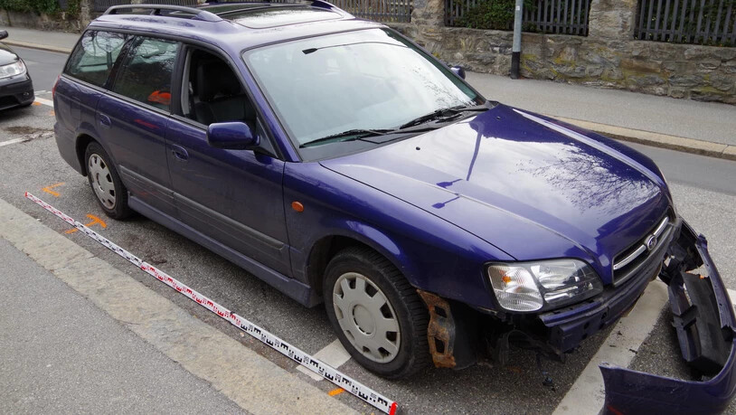 In Chur hat eine Frau beim Einparken drei Fahrzeuge beschädigt. Bild Stadtpolizei Chur