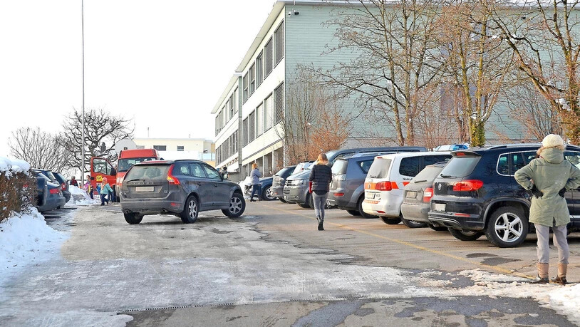 Wildes Treiben: Die Parkplätze an den Schulen sind jeweils voll belegt. (Bild: Markus Timo Rüegg)