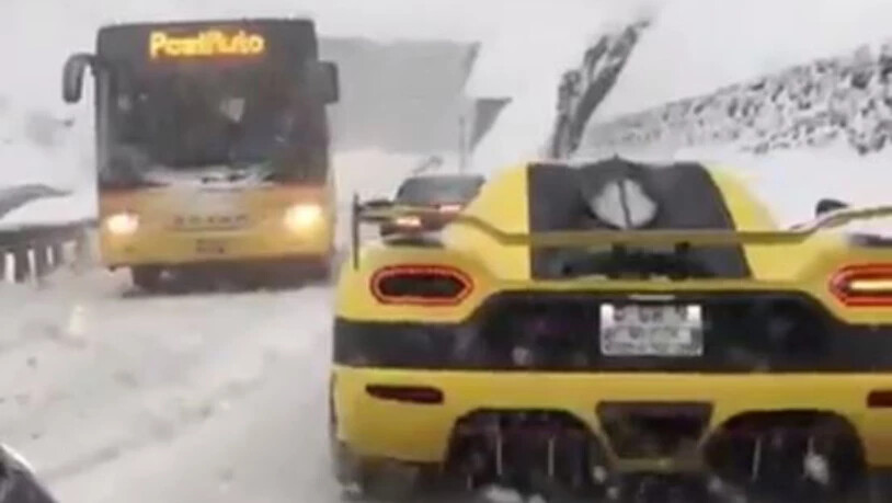 Der Koenigsegg kreuzt auf schneebedeckter Fahrbahn ein Postauto. Screenshot