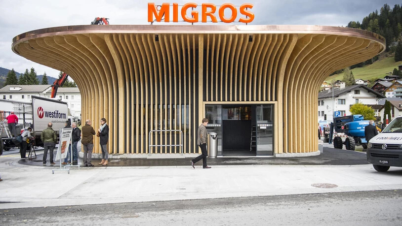 Eine, der im vergangnen Jahr neu eröffneten Migros-Filialie, steht in Churwalden. Bild Marco Hartmann