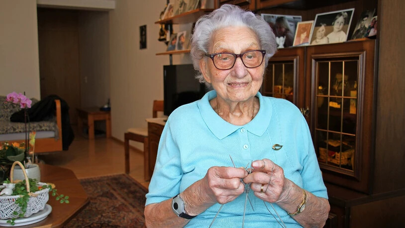 Beim täglichen Stricken: Elsbeth Brunner-Zimmermann feierte am Freitag im Alterszentrum Bergli ihren 100. Geburtstag. Bild Madeleine Kuhn-Baer 
