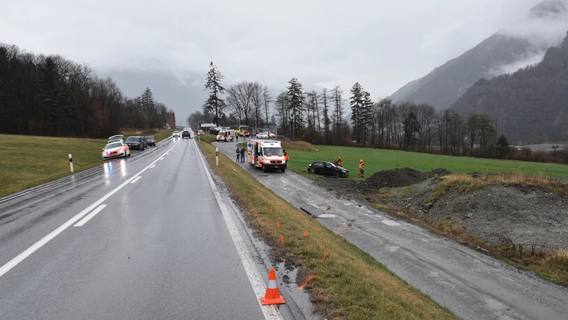 Der Autofahrer kam von der Strasse ab und überschlug sich. Bild Kapo Graubünden