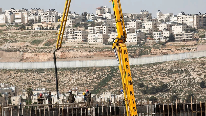 Bauarbeiter im Einsatz bei einer Siedlung nördlich von Jerusalem: Die UNO wirft Israel vor, eine Resolution des Sicherheitsrates zu missachten.
