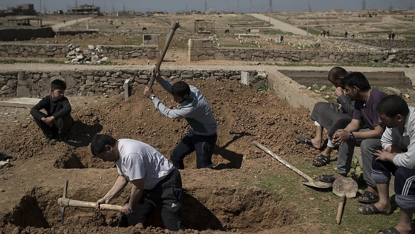 Aushebung von Gräbern in Mossul für die vielen Toten