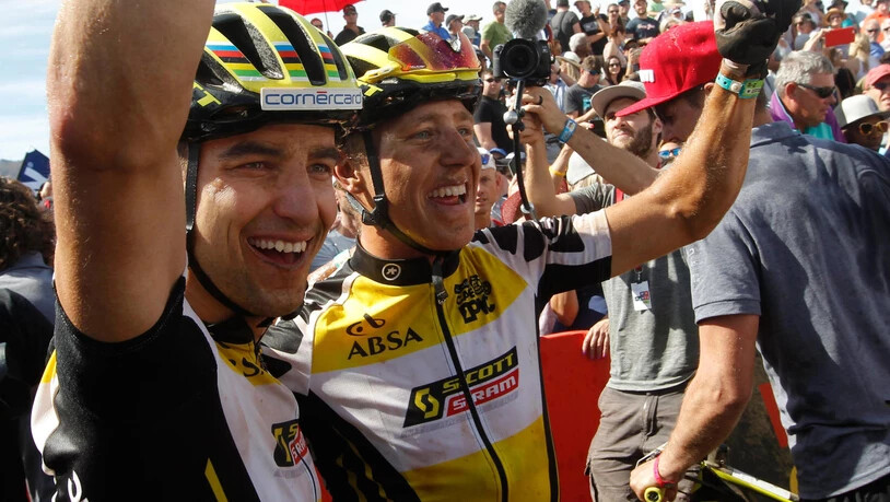 Nino Schurter (links) und Matthias Stirnemann lassen sich als Sieger feiern. Bild Keystone