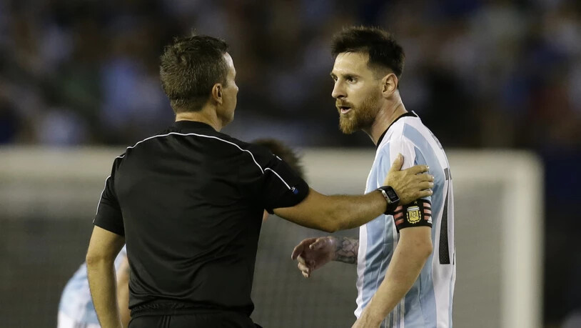 Lionel Messi wurde von der FIFA wegen Beleidigung eines Schiedsrichter-Assistenten mit vier Spielsperren bestraft