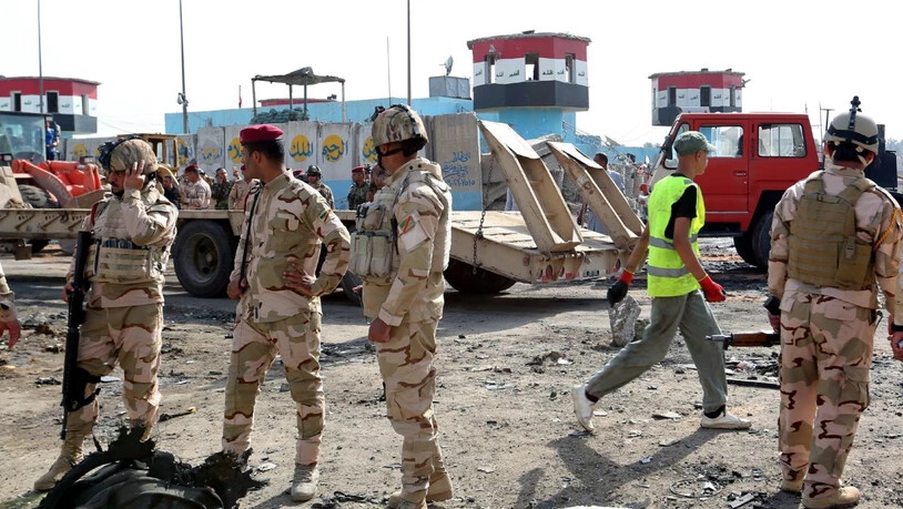 Irakische Sicherheitskräfte am Ort des Anschlags in Bagdad.