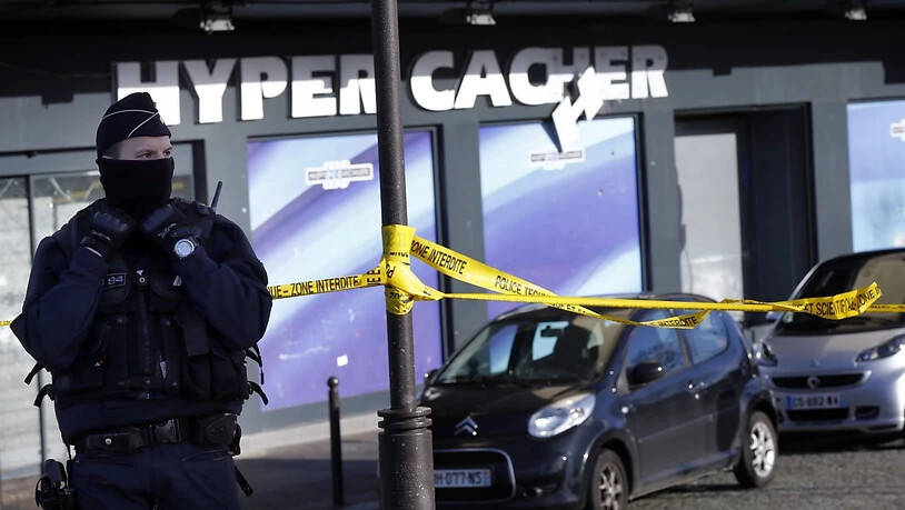 Ein Polizist vor dem angegriffenen koscheren Supermarkt im Januar 2015. (Archiv)