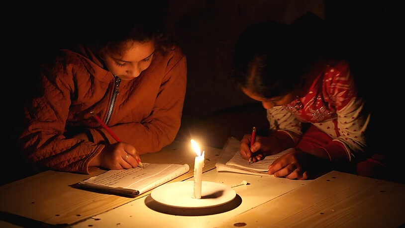 Palästinensische Mädchen machen ihre Hausaufgaben bei Kerzenlicht. Wegen dauernder Stromausfälle sieht die Weltbank im Gazastreifen eine humanitäre Krise. (Archiv)