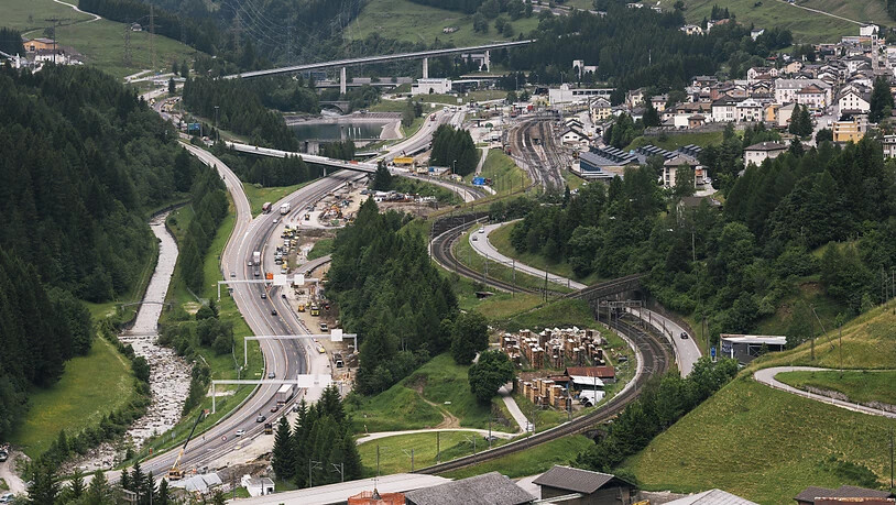 Mit der Überdeckung der Autobahn vor dem Gotthard-Strassentunnel soll der Talboden in Airolo TI aufgewertet werden.