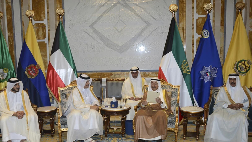 Kuwaits Emirs Scheich Sabah (rechts) liest ein Schreiben, das ihm der Aussenminister Katars, Mohammed bin Abdulrahman Al Thani (links) überreicht hat.