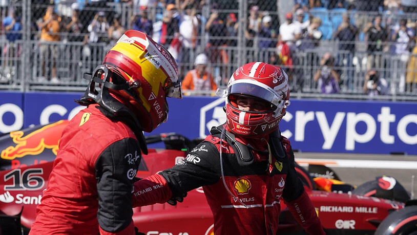 Frontreihe in Rot: Pole-Mann Charles Leclerc (rechts) nimmt die Gratulationen seines Ferrari-Teamkollegen Carlos Sainz entgegen