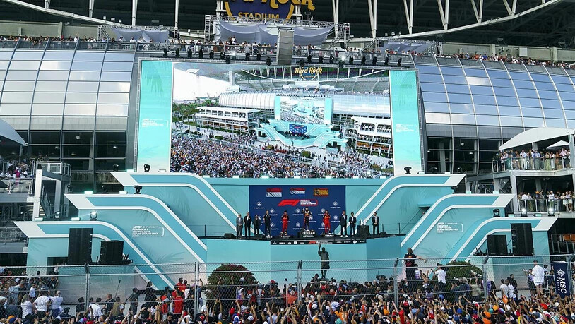Vor dem Hard Rock Stadium in Miami werden die Podestfahrer gefeiert