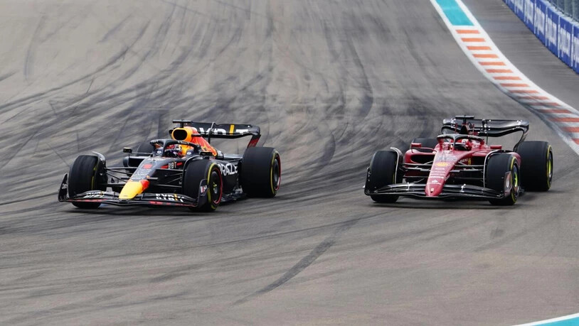 Das Manöver des Tages: Der Niederländer Max Verstappen im Red Bull (links) überholt in Runde 9 WM-Leader Leclerc
