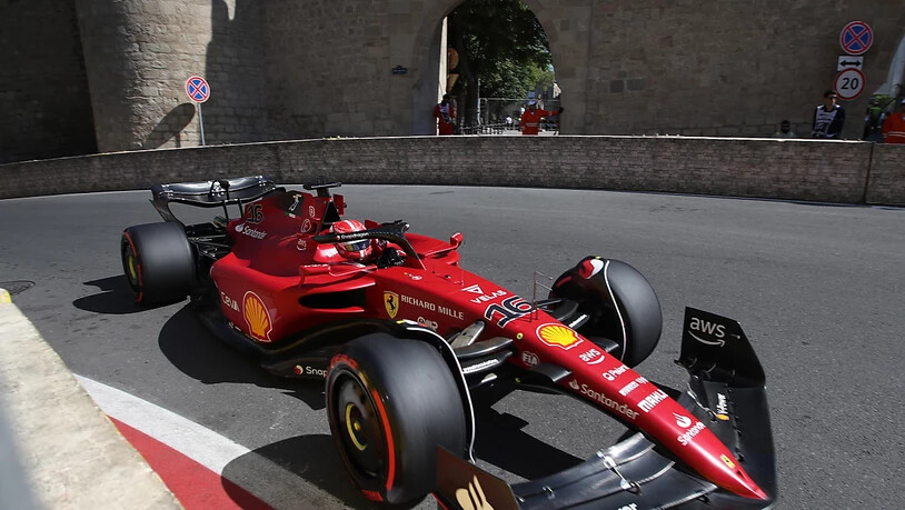 Charles Leclerc im Ferrari legte auf dem Stadtkurs in Baku die schnellste Quali-Zeit hin