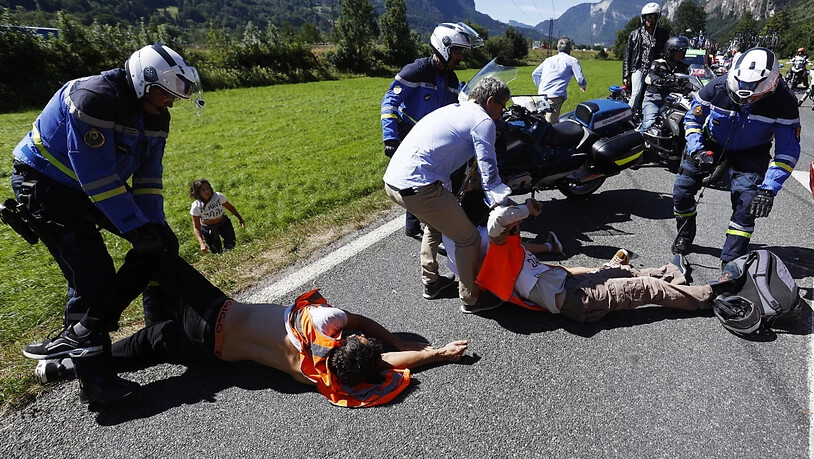 Klimaaktivisten sorgte bei der 10. Etappe der Tour de France für einen rund viertelstündigen Unterbruch