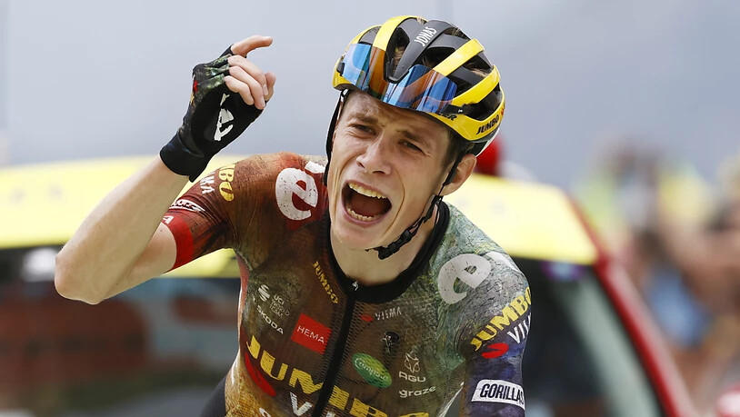 Jonas Vingegaard freut sich über seinen ersten Etappensieg an der Tour de France. Der Däne löst Titelverteidiger Tadej Pogacar als Leader ab