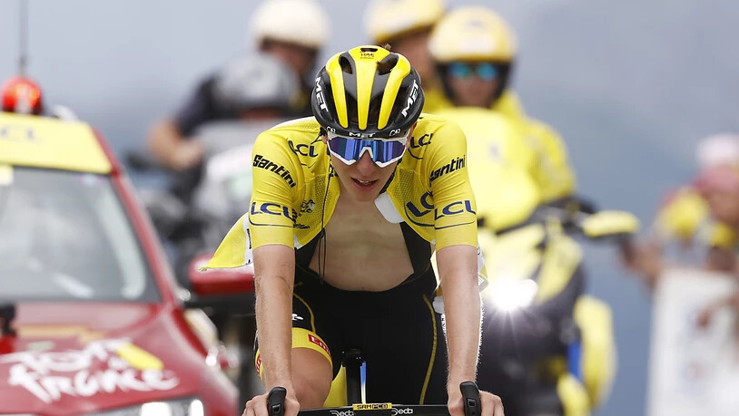 Tadej Pogacar verliert in der schwierigen Alpen-Etappe viel zeit, und damit auch sein Maillot jaune