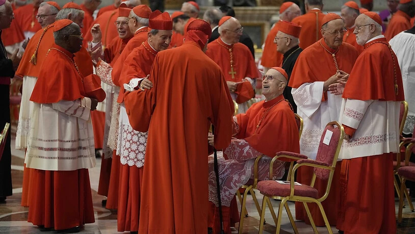 Kardinal Tarcisio Bertone (sitzend) nimmt mit weiteren Kardinälen am Konsistorium im Petersdom teil. Papst Franziskus hat 20 Männer ausgewählt, um die neuesten Kardinäle der katholischen Kirche zu werden. Foto: Andrew Medichini/AP/dpa