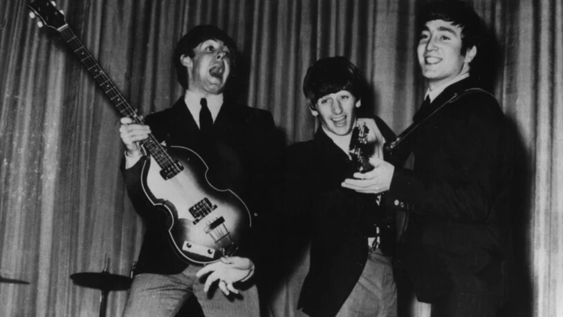 ARCHIV - Die Band "The Beatles" bei einem Auftritt im Londoner Lyris Theatre im Jahr 1962. Paul McCartney (l-r), Ringo Starr und John Lennon stehen auf der Bühne. Foto: --/dpa