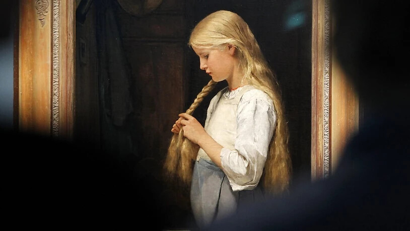 Albert Anker, wie man ihn kennt mit dem Gemälde "Mädchen, die Haare flechtend" von 1887 an einer Ausstellung zu Ankers 100. Todesjahr im Kunstmuseum Bern.