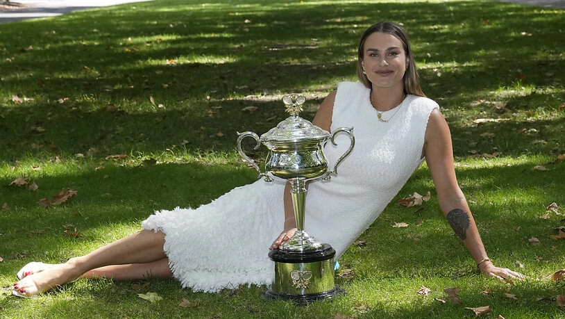 Strahlende Siegerin: Aryna Sabalenka feiert in einem Park in Melbourne mit dem Pokal für ihren zweiten Sieg am Australian Open