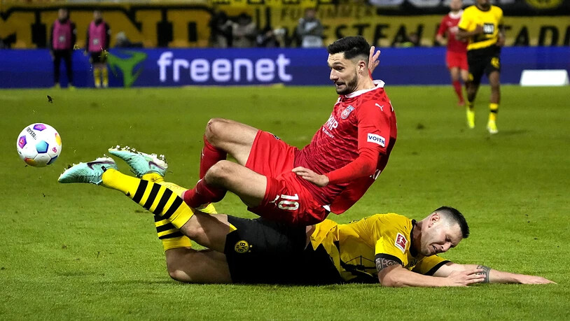 BVB-Verteidiger Niklas Süle muss gegen Heidenheims Tim Kleindienst unten durch