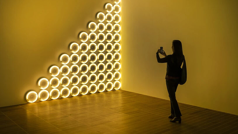 Verändern die Raumwahrnehmungen: Lichtinstallation von Dan Flavin wie "untitled / to a man George McGovern 2" (1972) im Kunstmuseum Basel. Das Werk wird im Rahmen der Ausstellung "Dan Flavin - Widmungen aus Licht" gezeigt.