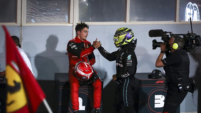 Der zukünftige Ferrari-Fahrer Lewis Hamilton (rechts) und Charles Leclerc werden erst 2025 Teamkollegen