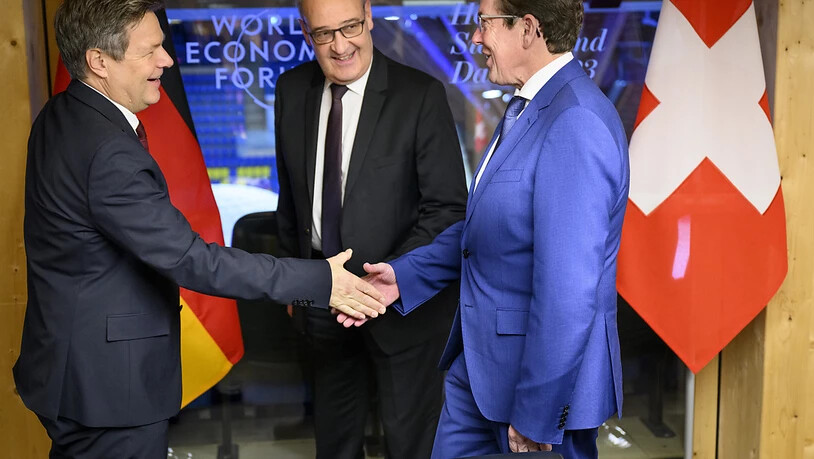 Energieminister Albert Rösti (rechts) und Wirtschaftsminister Guy Parmelin (Mitte) sind sich beim Gas-Solidaritätsabkommen mit Deutschland (im Bild Vizekanzler Robert Habeck) und Italien einig geworden. (Archivbild)