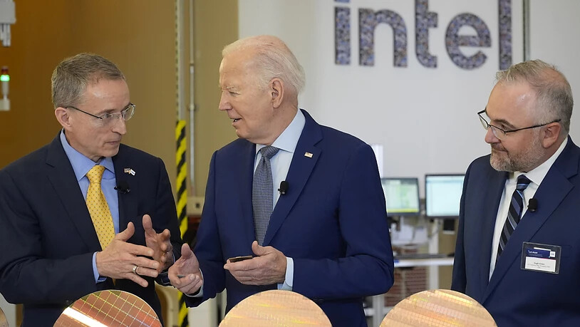 US-Präsident Joe Biden (Mitte) am Mittwoch in Arizona im Gespräch mit Intel-Chef Pat Gelsinger (links).