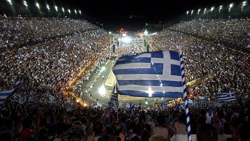 Mit Griechenland (Bild von der Siegesfeier in antiken Panathenian Stadion, der Austragungsstätte der ersten Olympischen Spiele) kämpft auch der Europameister von 2004 noch um eines der letzten Tickets