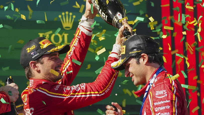 Champagnerdusche nach Doppelsieg: Carlos Sainz wird nach seinem Sieg in Melbourne von Ferrari-Teamkollege Charles Leclerc geduscht