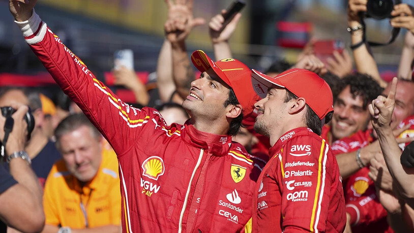 Ein Siegerselfie in Rot: Carlos Sainz und Ferrari-Teamkollege Charles Leclerc
